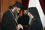 Ο Μακαριώτατος επιδίδει εγκόλπιο στο Μητροπολίτη Μόρφου κ. Νεόφυτο