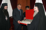 Ο  Μακαριώτατος προσφέρει στον Πρωθυπουργό εικόνα της Γεννήσεως