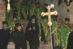 Η κάθοδος της Λιτανείας προς το προσκύνημα της ευρέσεως του Τιμίου Σταυρού