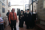Ο Μακαριώτατος εισερχόμενος στο ναό με τους π. Αϊσσα & κ. Μπάρμπαρ.
