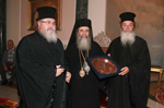 Ο Άγιος Καισαριανής προσφέρει στον Μακαριώτατο αργυρό δίσκο.