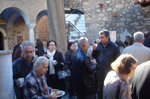 Τα Μέλη και οι Φίλοι της Μ.Κ.Ο.΄Ρωμηοσύνη΄ κατά τη διάρκεια της Συνάντησης στον προαύλιο χώρο του Μετοχίου