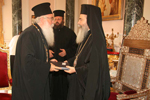 Ο Άγιος Βόλου προσφέρει στο Μακαριώτατο αναμνηστικό δώρο