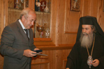 Ο Μακαριώτατος επιδίδει στον κ. Σκυρώβ το μετάλιο 2.000 ετών χριστιανοσύνης
