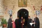 O ηγούμενος π. Κλαύδιος & η συνοδεία στην υποδοχή του Σεβασμιωτάτου.