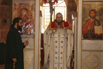 Ο Αρχιμ. Ιερώνυμος εισοδεύει στα Άγια της Θείας Λειτουργίας του Αγ. Προκοπίου