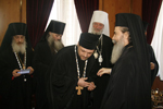 Η ΑΘΜ προσφέρει στο Μακαριώτατο Τσεχίας βίβλο των ιερ. κειμηλίων του Π. Τάφου.