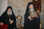Ο Άγιος Τριμυθούντος κ. Βαρνάβας, προσφέρει εικόνα του Αγ. Σπυρίδωνος