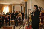 Ο Μακαριώτατος υψών το ποτήρι παρουσία Εκπροσώπων των ελληνικών Μ.Μ.Ε. 