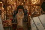 Ο Σεβασμιώτατος Αρχιεπίσκοπος Μεθόδιος μπροστά από το Φρικτό Γολγοθά