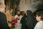 Ο Μακαριώτατος μεταδίδει τη θεία Κοινωνία στους πιστούς
