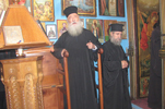 Ο Γέρων Μητροπολίτης Καισαρείας κ. Βασίλειος ψάλλει κατά τό Κοινωνικό