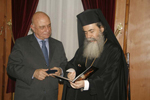 Ο Μακαριώτατος δίδει στον κ. Ζέππο φωτογραφικό λεύκωμα του Πατριαρχείου. 