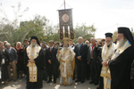 Ο Μακαριώτατος και η συνοδεία στη δέηση.