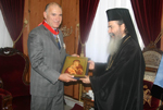 Ο Μακαριώτατος επιδίδει στον κ. Ζαφειρόπουλο κεραμεική εικόνα της Θεοτόκου