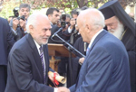 Ο επιχειρηματίας Π. Κυριακίδης κατά τη βράβευσή του από τον κ. Κάρολο Παπούλια