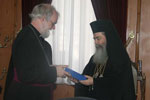 Ο Σεβασμ. κ. Rowan Williams προσφέρει ποιητική  συλλογή στο Μακαριώτατο