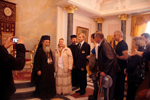 Ευλαβείς προσκυνητές λαμβάνουν την ευλογία του Μακαριωτάτου.