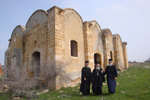 Η Α.Θ.Μ. & η συνοδεία στην Ι.Μ. Αγίου Γεωργίου Ρηγάτη νοτιοδυτικά του Καθολικού της Μονής.