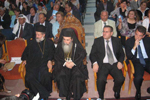 Ο Μακαριώτατος με τον π. Ιννοκέντιο και τους διδασκάλους