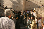 Ο Μακαριώτατος κατερχόμενος προς τον ιερό Ναό