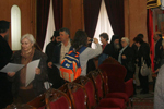 Οι προσκυνητές λαμβάνουν ευλογίες από το Μακαριώτατο.