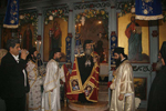 Ο Μακαριώτατος ευλογεί με δικηροτρίκηρα στην Ωραία Πύλη.