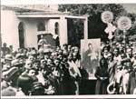 Η Λιτανεία που έγινε το 1927. Δεξιά όπως κοιτάζουμε την εικόνα είναι η μορφή της Γερόντισσας Αναστασίας και πίσω ο π. Γεώργιος Ανδρινόπουλος, Εφημέριος της περιοχής Ίκλαινας-Ελαιοφύτου & Πλατάνου, ο οποίος τελούσε και Εφημέριος του Ιερού Προσκυνήματος.