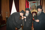 Ο Μακαριώτατος επιδίδει  στον π. Κωνσταντίνο το οφφίκιο του Οικονόμου.