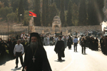 Οι μακρές τάξεις των μοναχών και μοναζουσών ακολουθούν την ιερή λιτανεία