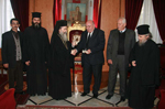 Ο Μακαριώτατος επιδίδει στον Επίτροπο χρημ. δωρεά για την  Εκκλησία του Ρένε