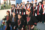 Ομάδα νεώτερων μαθητριών, χορεύει παραδοσιακό χορό της Παλαιστίνης