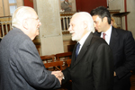 Ο Διαχειριστής της Μ.Κ.Ο. «Ρωμηοσύνη» κ. Πέτρος Κυριακίδης χαιρετίζει τον τέως Αντιπρύτανη κ. Αντώνιο Κουτσελίνη 