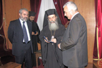 Ο Μακαριώτατος δίδει μετάλλιο του Πατριαρχείου στον Υπουργό Βιομηχανίας