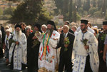 Ο ηγούμενος με την ιερή εικόνα ανερχόμενος προς την πύλη των Λεόντων