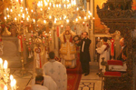Ο Μακαριώτατος εισοδεύει τα Τίμια Δώρα