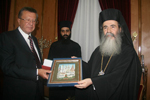Ο κ. Victor Zubkof δίδει στο Μακαριώτατο αναπαράσταση των Ναών του Κρεμλίνου