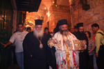 Ο ηγούμενος της Γεθσημανής π. Φιλούμενος φέρει την εικόνα της Παναγίας