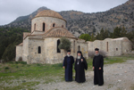 Ο Μακαριώτατος στη Μονή Παναγίας Αψινθιωτίσσης έμπροσθεν του Καθολικού της Μονής.