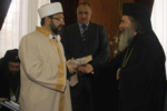 Η Α.Θ.Μ. προσφέρει στο Σεΐχη κ. Pehlivan πολυτελές βιβλίο Κορανίου