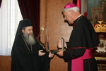 Ο επίσκοπος Regensburg Dr. Muller, επιδίδει χρυσό μετάλλιο στον Μακαριώτατο