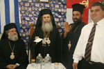 Ο Μακαριώτατος επιδίδει οικονομική ενίσχυση στον Προϊστάμενο π. Δημήτριο
