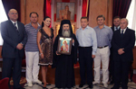 Ο Μακαριώτατος με τους Διπλωματικούς Εκπροσώπους, βαστάζει την δωρηθείσα εικόνα