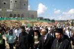 Ο Μακαριώτατος και η Συνοδεία Αυτού, κατευθυνόμενοι προς τον Ιερόν Ναόν.