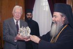 Ο Μακαριώτατος προσφέρει  στον κ. Κάρτερ επάργυρη φάτνη της Γεννήσεως