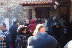 Τα Μέλη και οι Φίλοι της Μ.Κ.Ο.΄Ρωμηοσύνη΄ κατά τη διάρκεια της Συνάντησης στον προαύλιο χώρο του Μετοχίου