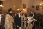 Ο Άγιος Αβήλων κ. Δωρόθεος ψάλλει τη Δ’ Στάση των Χαιρετισμών.