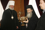 Ο Μακαριώτατος Τσεχίας προσφέρει στο Μακαριώτατο Ιεροσολύμων κρύσταλλο βοημίας