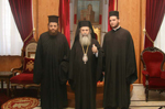 Ο Μακαριώτατος με τους δύο αποφοίτους της Σχολής π. Μακάριο και δόκιμο Μηνά