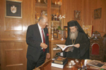 O Μακαριώτατος μελετά το νεοεκδοθέν βιβλίο του αρχιτέκτονος κ. Μητροπούλου.